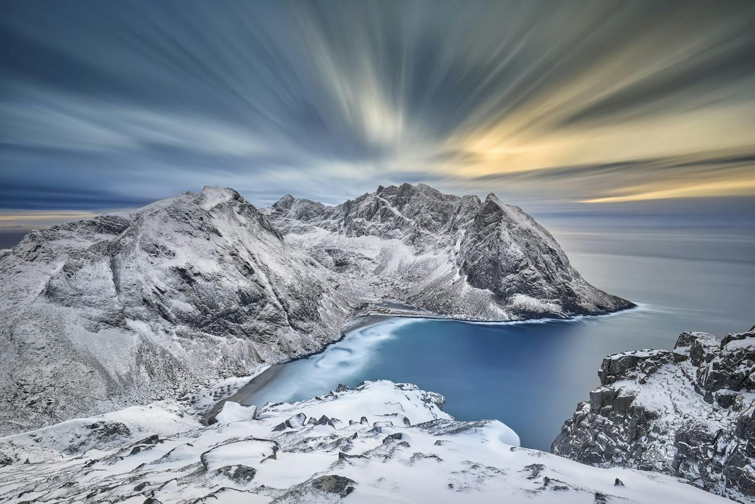 rafalrnebelski14698 428 Ett berglandskap i Norge fotograferat med lång slutartid.